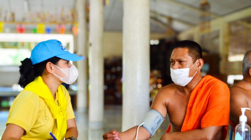 ” ชุดแพทย์เคลื่อนที่ให้บริการตรวจสุขภาพเบื้องต้น พร้อมแนะนำการดูแลสุขภาพให้กับพระสงฆ์และคณะศรัทธา วัดแสนขัน “